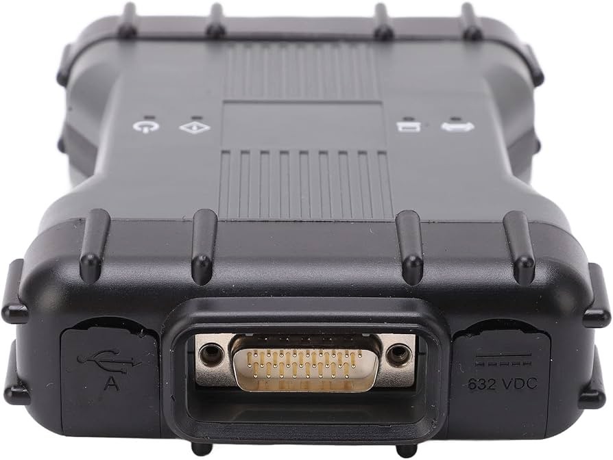 Capătul de conectare al multiplexorului STAR C6, cu portul USB, conectorul de vehicul cu 26 de pini și marcajul de tensiune