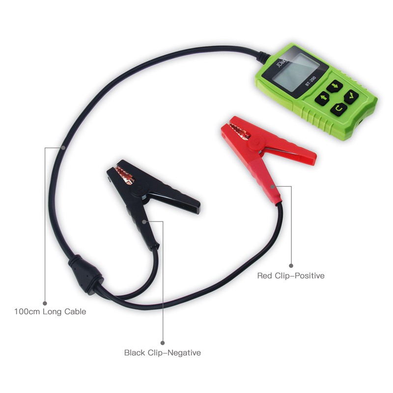 JDiag BT-200 cu clemele Kelvin cu dublu conductor prinse pe bornele unui acumulator