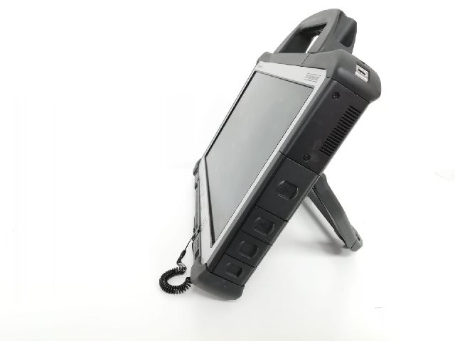 Tabletă de atelier Panasonic Toughbook CF-D1, etanșă IP65 3 Panasonic Toughbook CF-D1 în poziție de lucru, cu stylusul pentru ecranul tactil