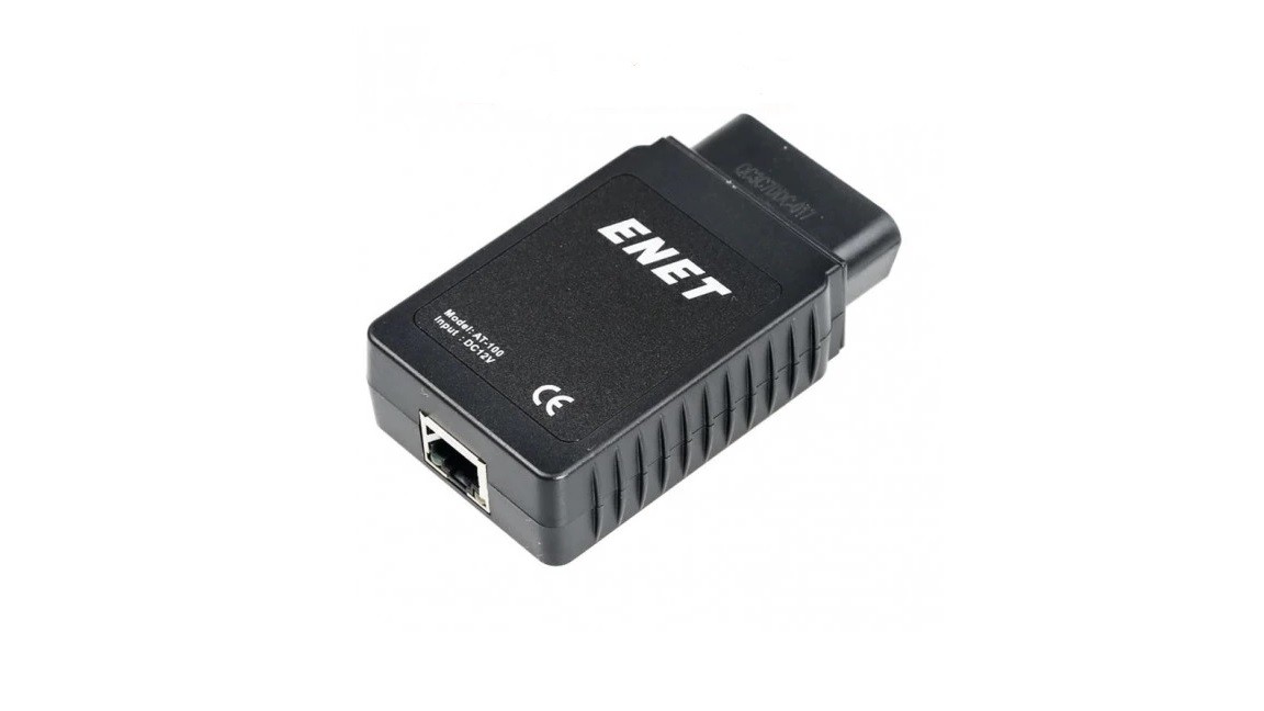 Adaptorul E-NET+ AT-100, cu mufa OBD-II pe un capăt și priza de rețea RJ45 pe laterală