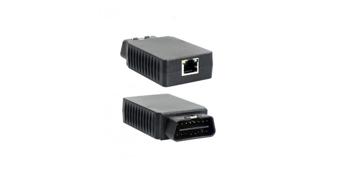 Cele două fețe ale adaptorului E-NET+: priza de rețea pe o parte, conectorul OBD-II cu 16 pini pe cealaltă