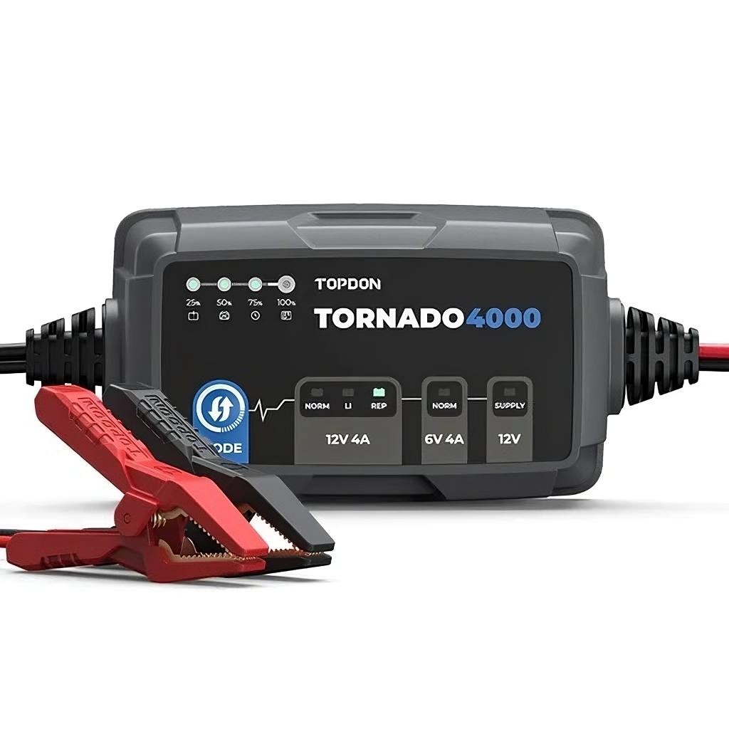 Tornado4000 conectat la un acumulator auto, cu adaptorul SAE și papucii inelari din pachet
