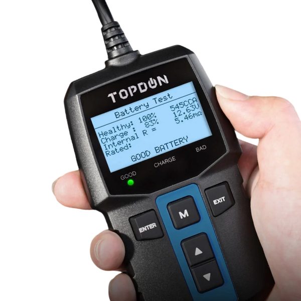 Testerul de baterii TOPDON BT100 tinut in mana, cu ecranul si butoanele de navigare