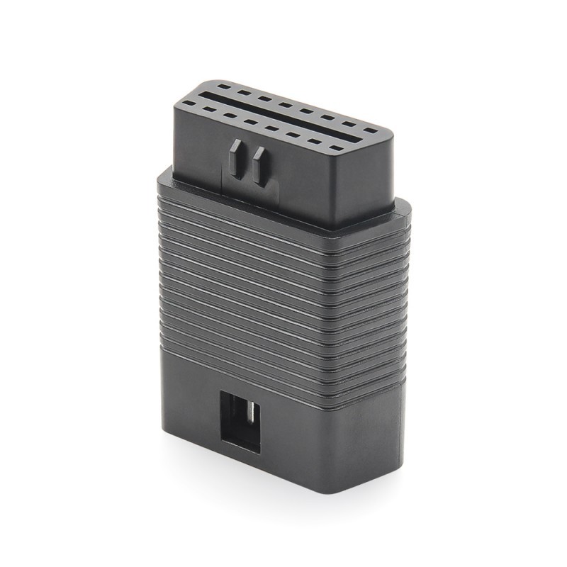Adaptorul conector OBD2 cuplat pe priza de diagnoză a unei mașini