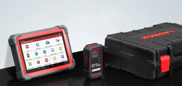 Tester diagnoză Launch X431 IMMO Plus cu programatorul X-PROG 3 Tableta IMMO Plus cu interfata si valiza, pe fundal inchis