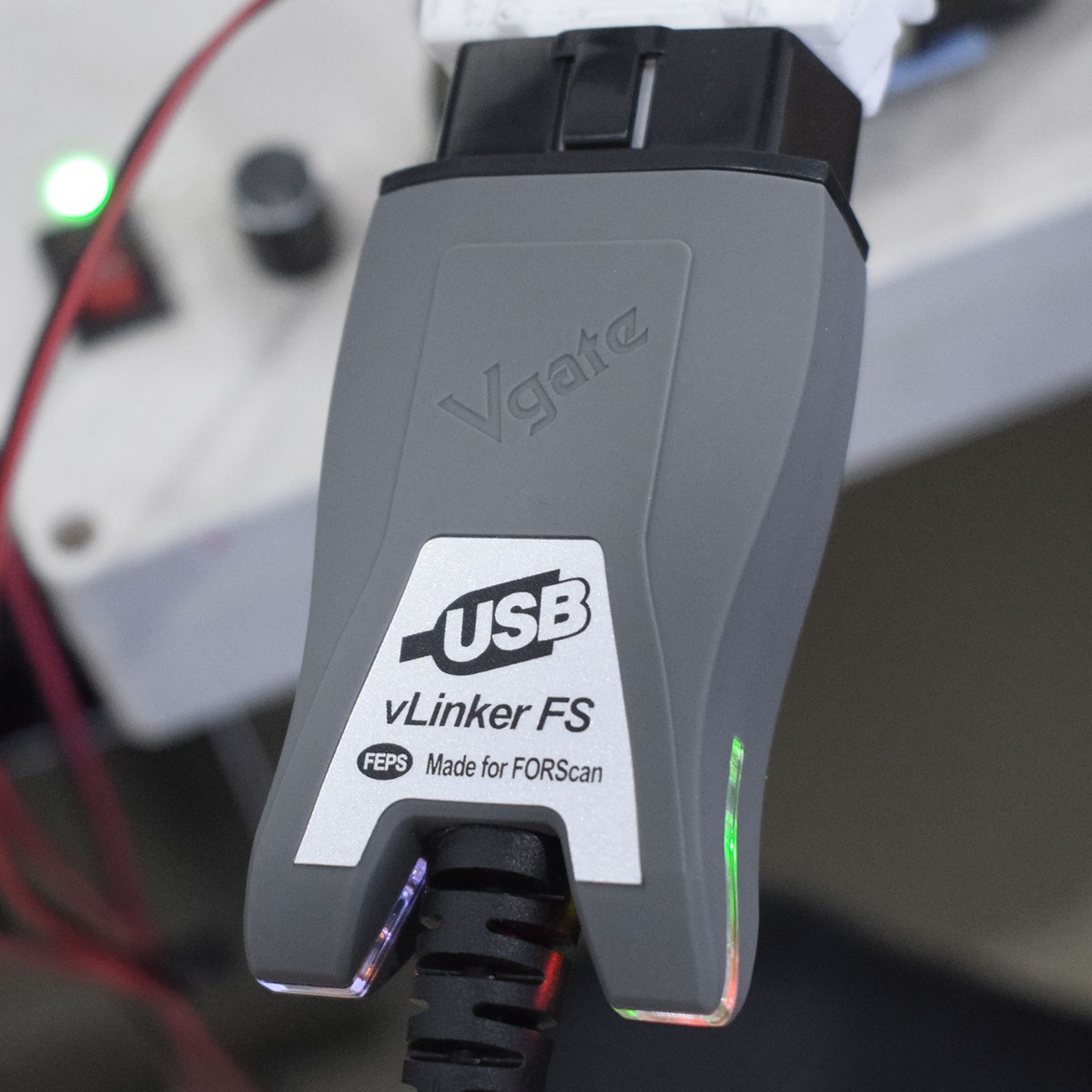 Interfata Vgate vLinker FS USB conectata, cu ledurile de stare aprinse