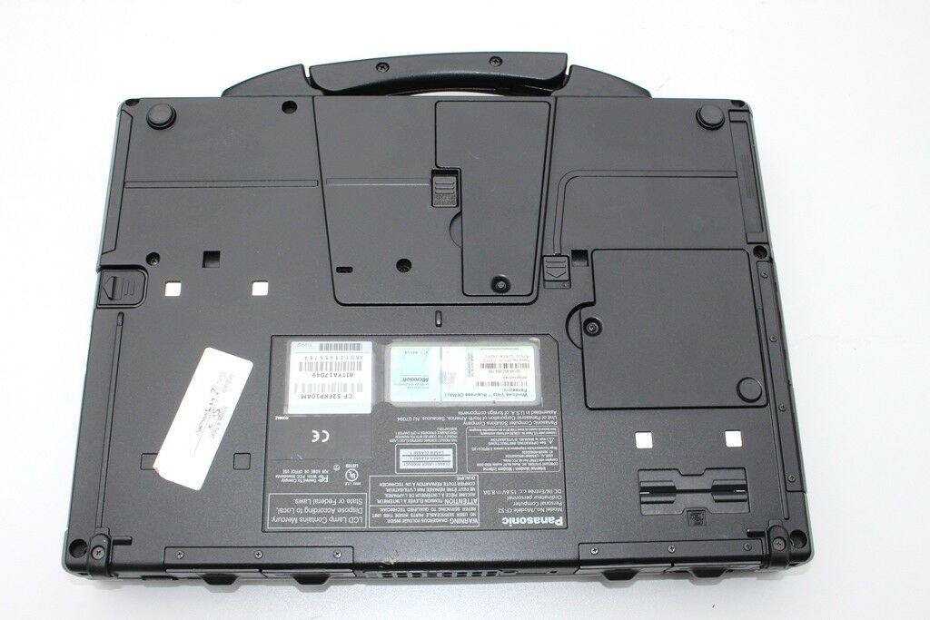 Laptop Panasonic Toughbook CF-54 recondiționat, carcasă de magneziu 4 Detaliu cu bateria demontabilă și lăcașul de extensie al laptopului Toughbook CF-54