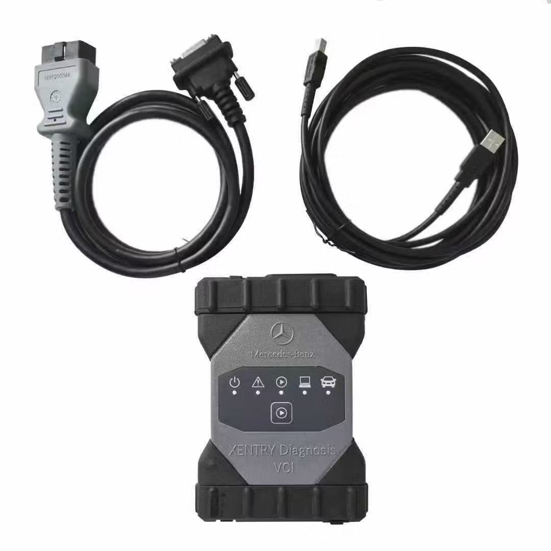Interfața de diagnoză din kit împreună cu cablul OBD-II cu 16 pini și cablul USB