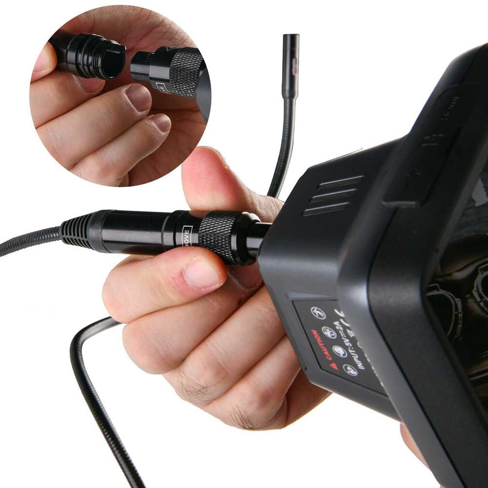 Sonda videoscopului MV480 prinsa in mufa de pe maner, in mana operatorului